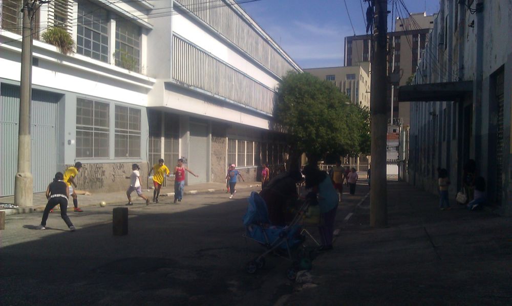 Bolivianos jogando futebol em nossa rua by pepperino73