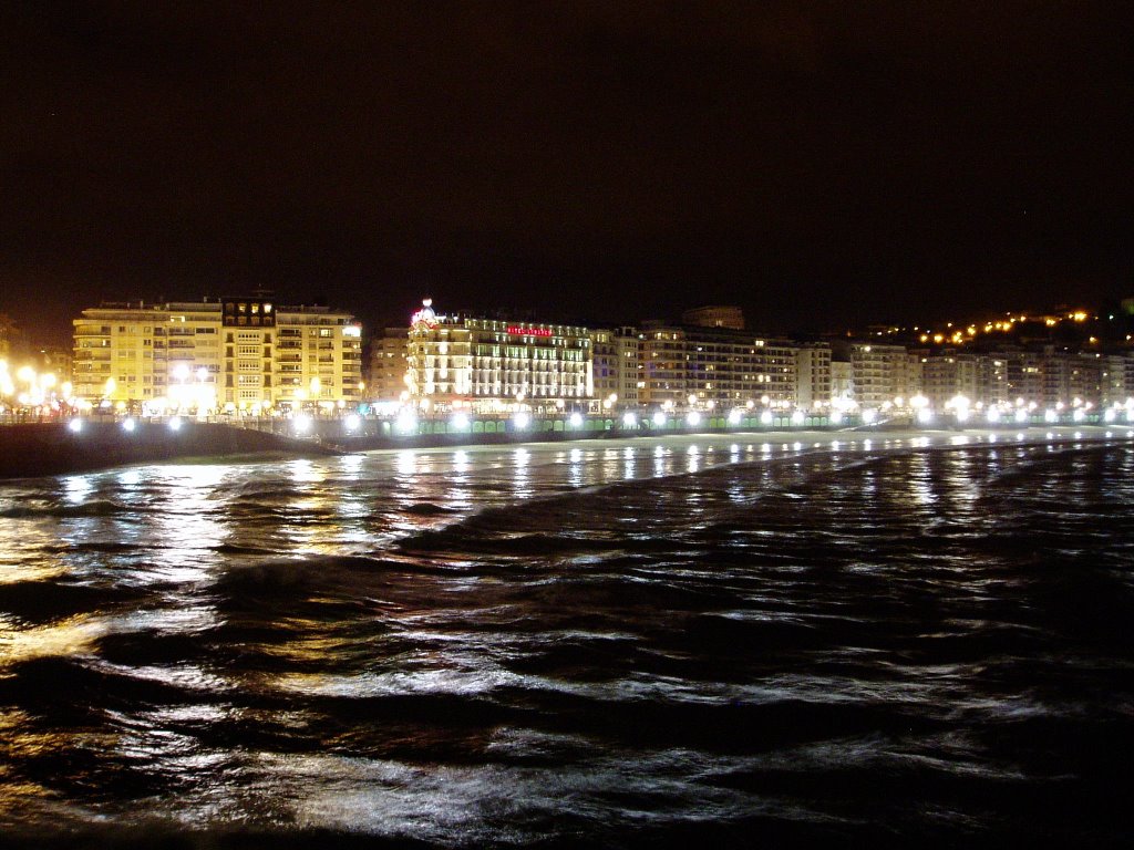 Playa de la concha de noche, San Sebastián (Guipúzcoa) by carloxtron