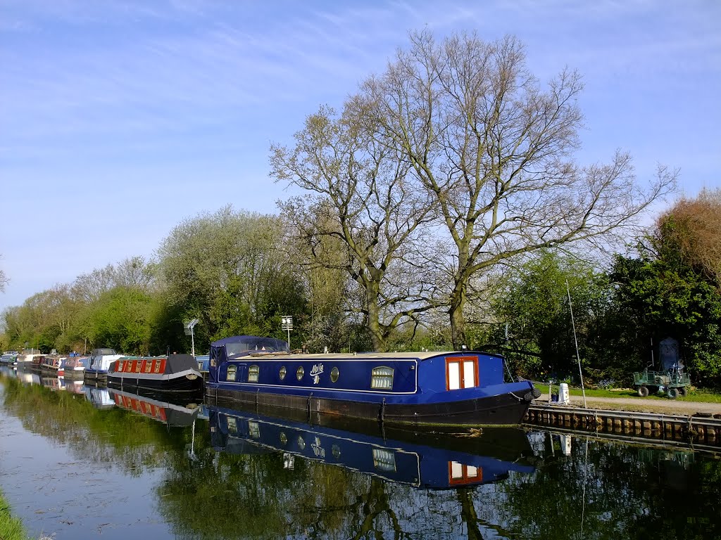 Grand Union Canal Slough arm by Peter Gooding