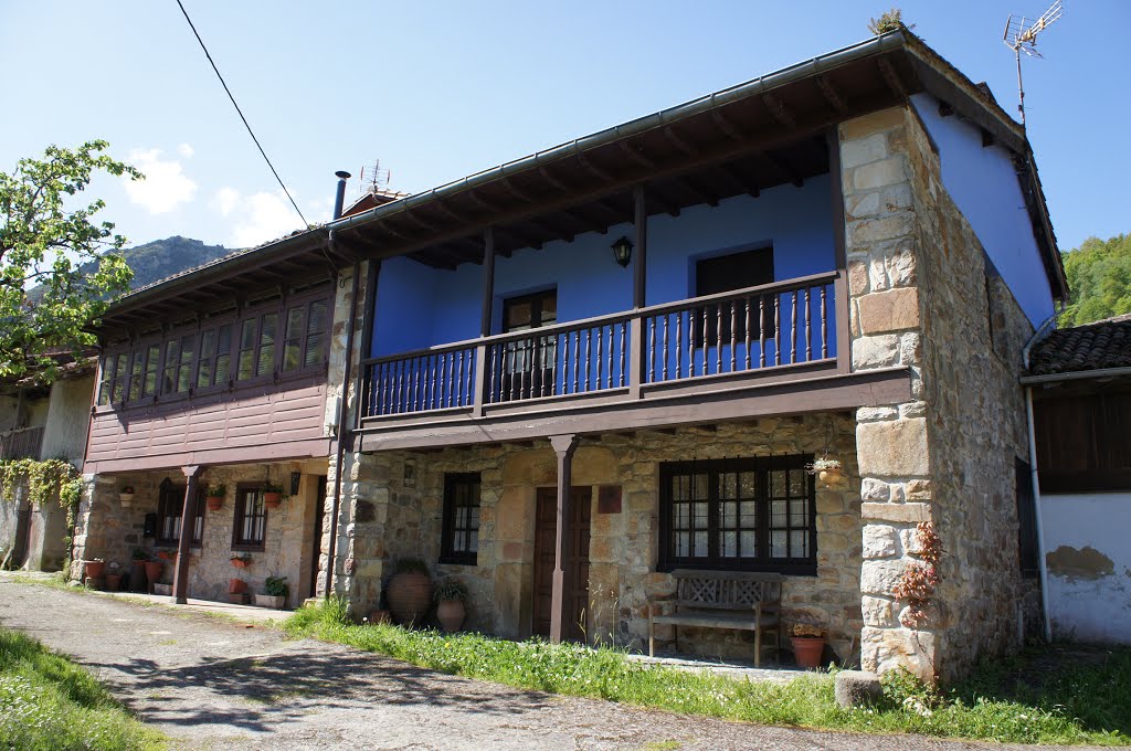 Galería y corredor en Espinareú. by La Casa del Chiflón (Bulnes)