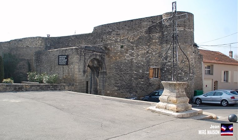 Caumont sur Durance, France by Jean MIRÉ MAISON