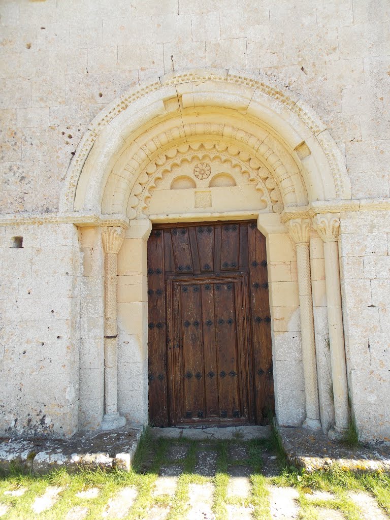 Portada de la ermita de la Virgen de la Oliva by angelbur