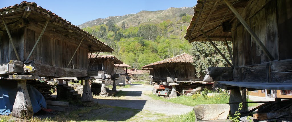 Hórreos. by La Casa del Chiflón (Bulnes)