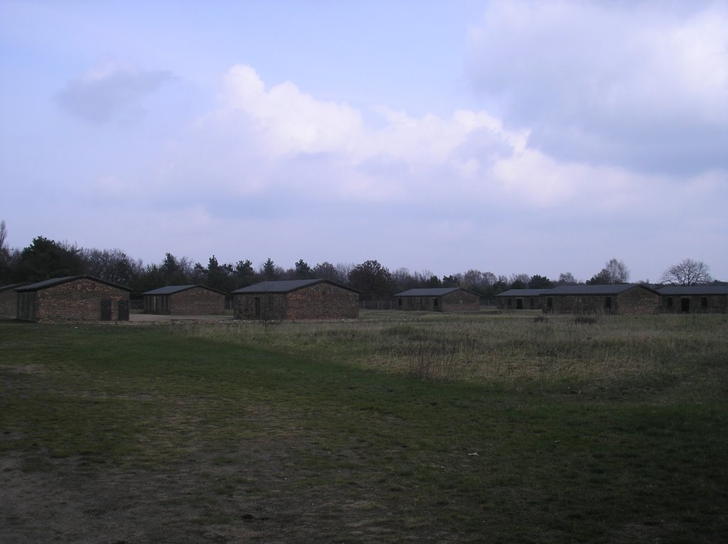 Módulos de ladrillo en el exterior del campo de concentración de Sachsenhausen by Aloriel