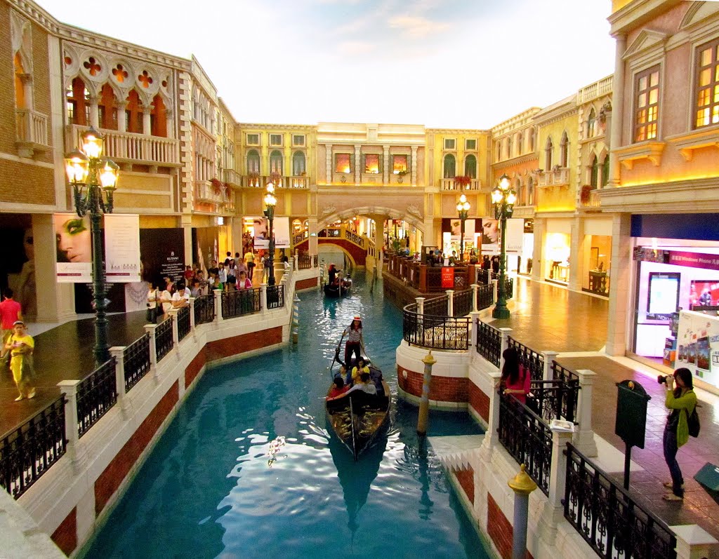 澳門 / 澳门 氹仔 威尼斯人 indoor shopping mall,Casino Venetian,Taipa,Macau,China by Percy Tai  漆園童