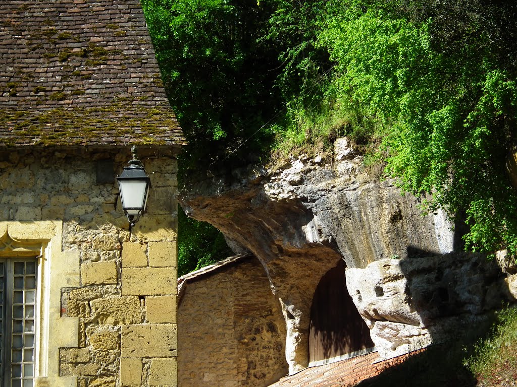 Falaise à côté de l'économusée du papier à Port de Couze by pauldeville