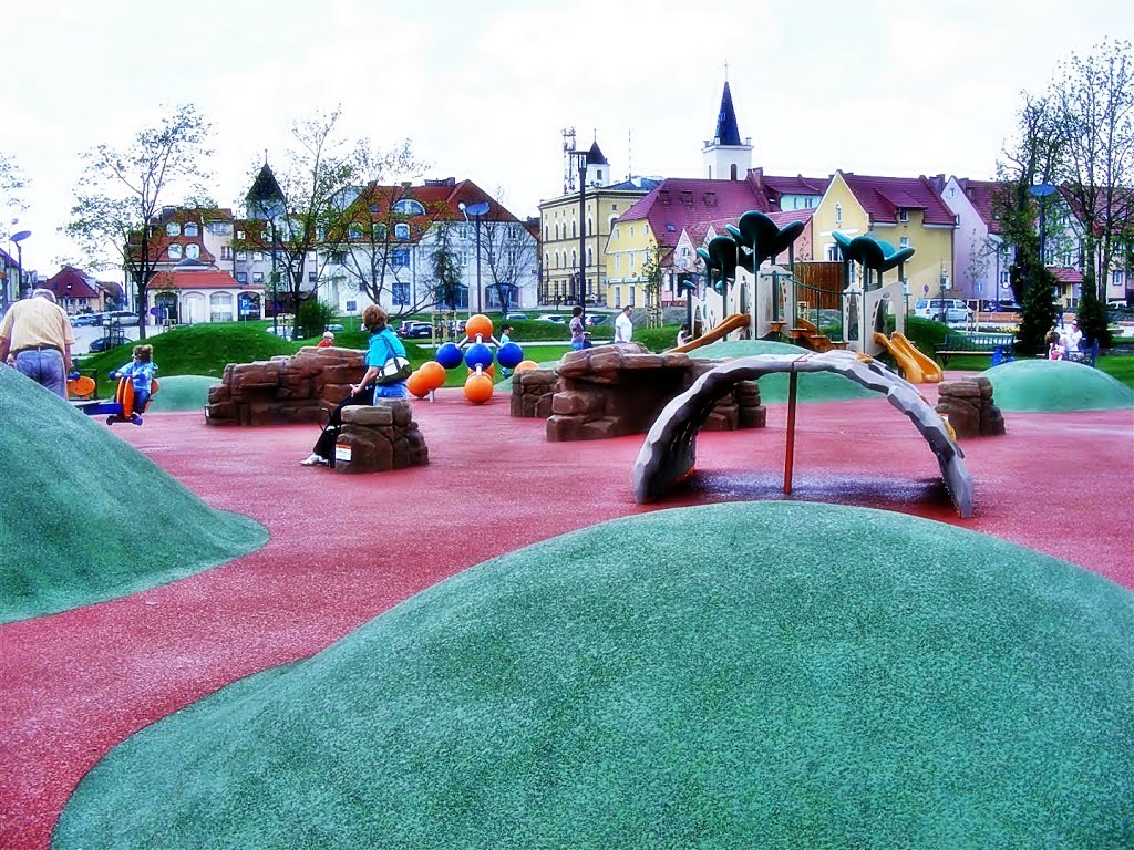 Polkowice.Plac zabaw w parku miejskim.Children's playground in a city park by Andrzej Brudziński...