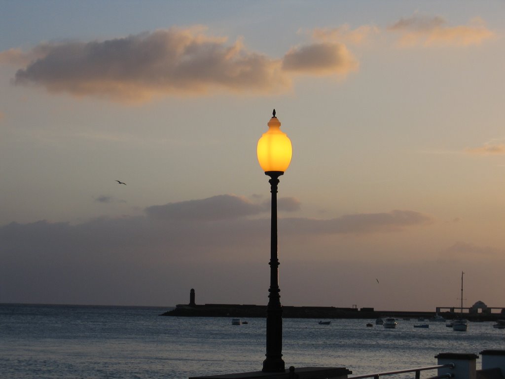 Atardecer en el paseo marítimo de Arrecife by pugi