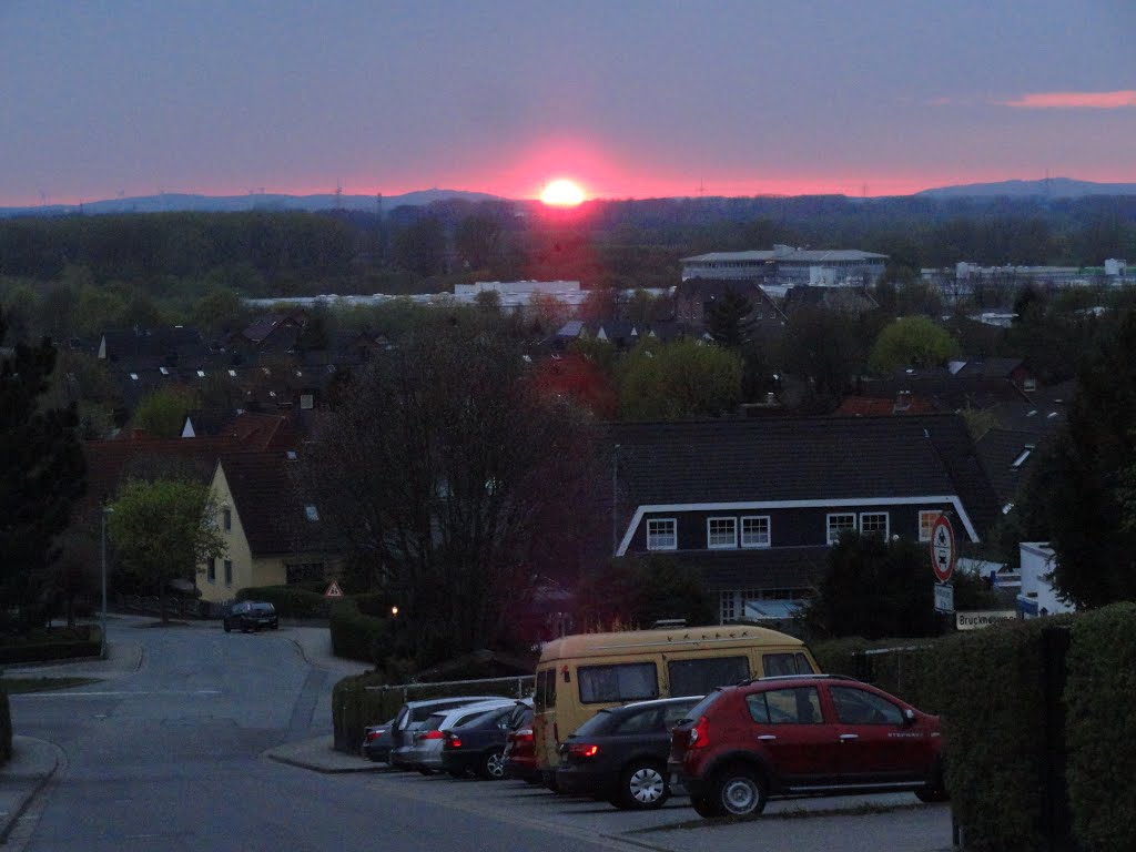 Sarstedt; steil hinab in den Sonnenuntergang by Thomas Esch