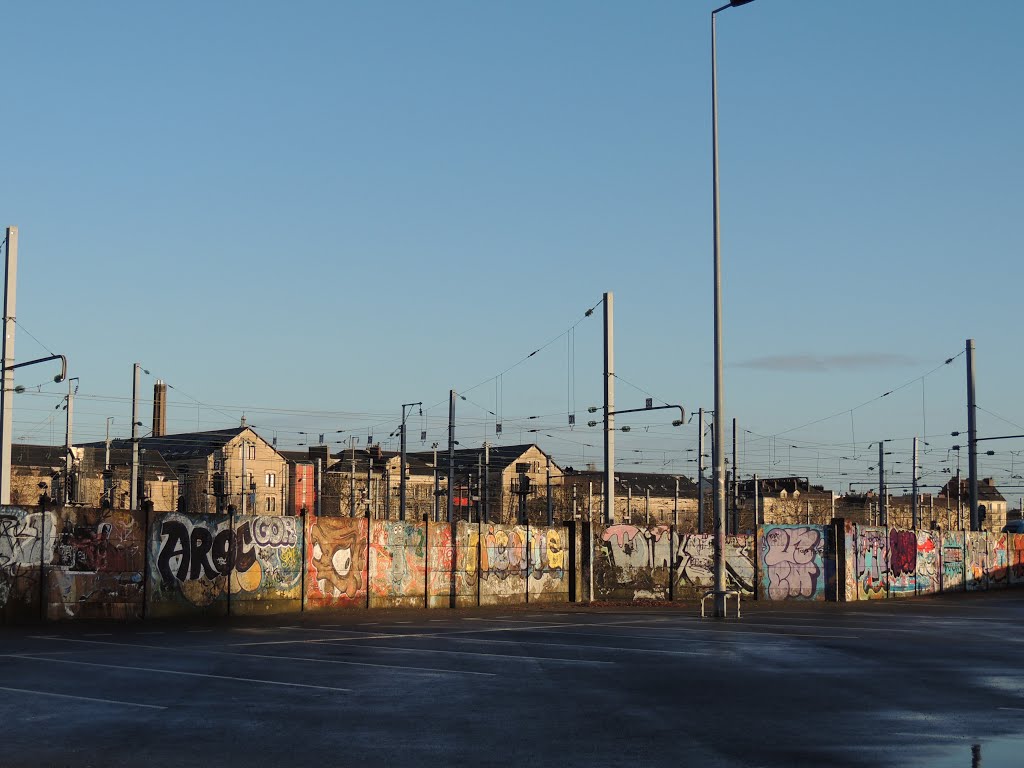 Nantes, la manu derrière le mur du parking de la gare by tofil44