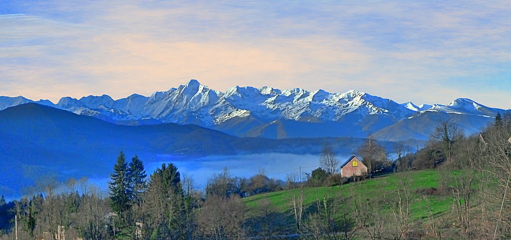 Massif du mont Valier sous le soleil et brouillard sur Massat by cojjack