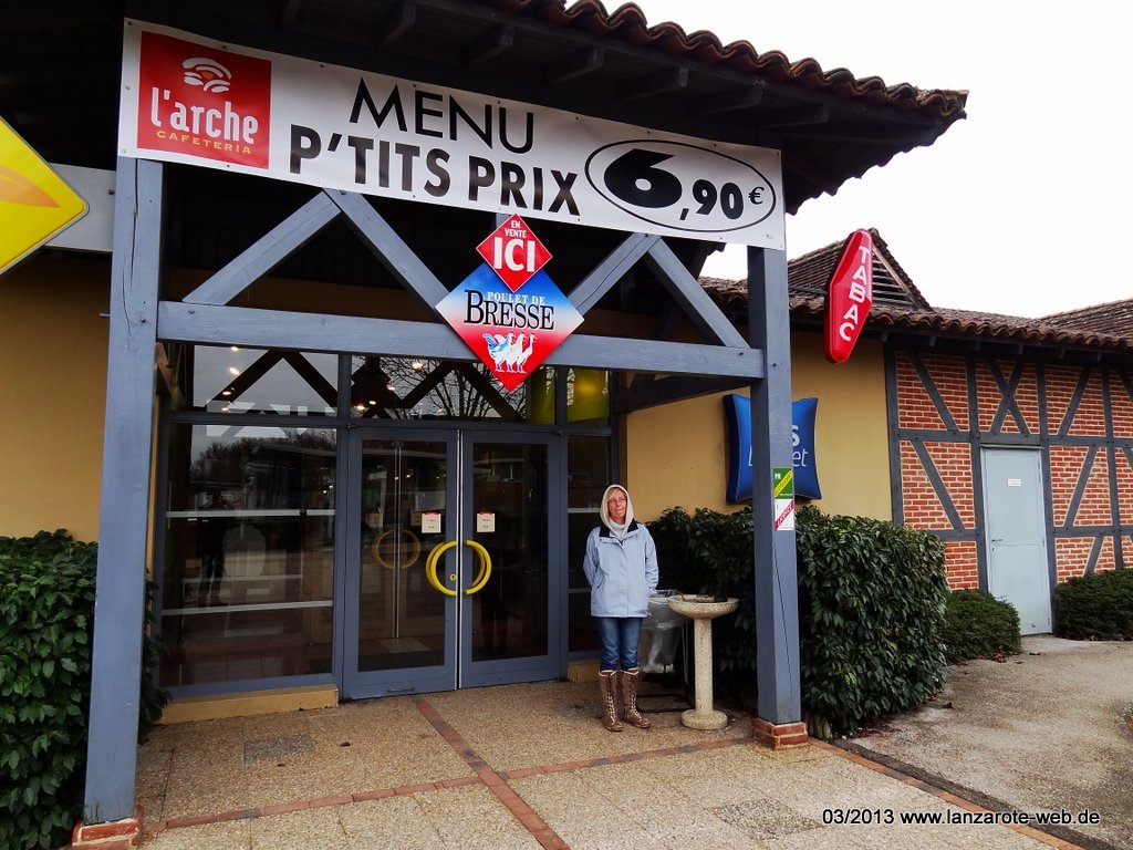 Dommartin-lès-Cuiseaux - Aire du poulet de Bresse by Michael Ibig