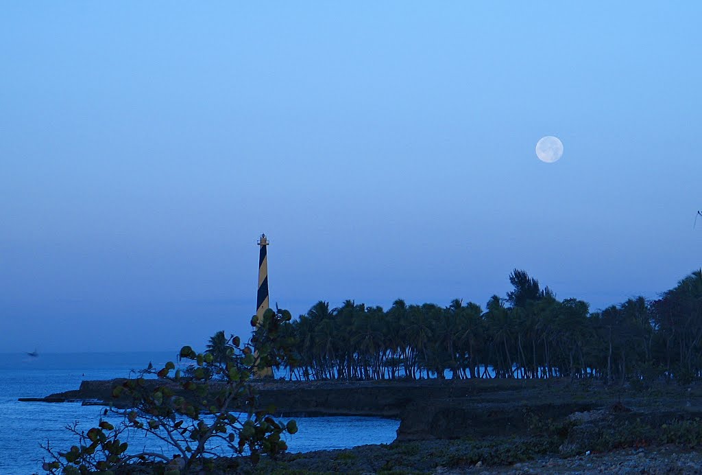 AMANECER LUNAR. by Carlos M. Pascual