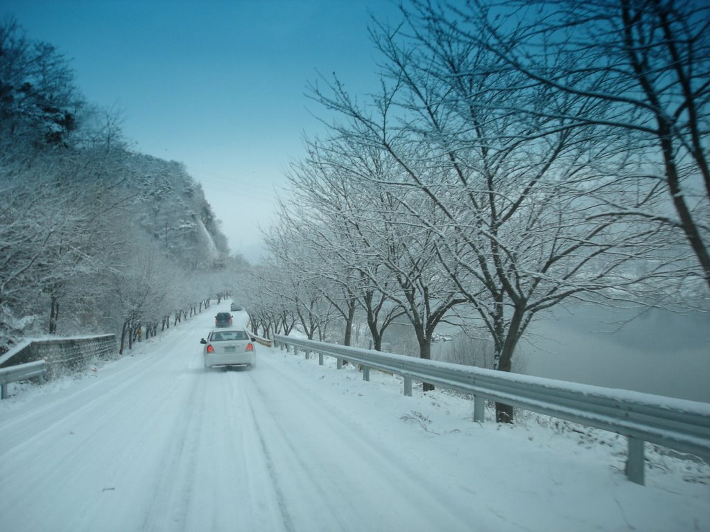 Road along Keum-gang in Winter by o.b.