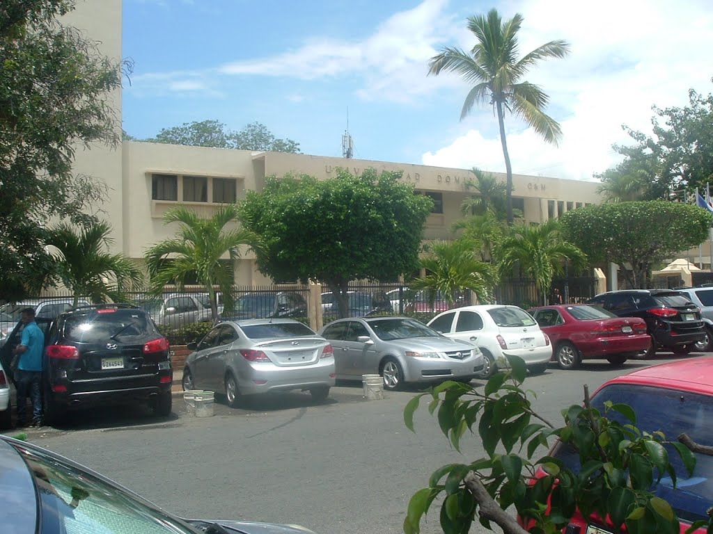 En este otro ángulo se presenta la parte Frontal de la Sede de la Universidad Dominicana O & M, Santo Domingo, D.N. by Máximo Ramos. M. Sc.