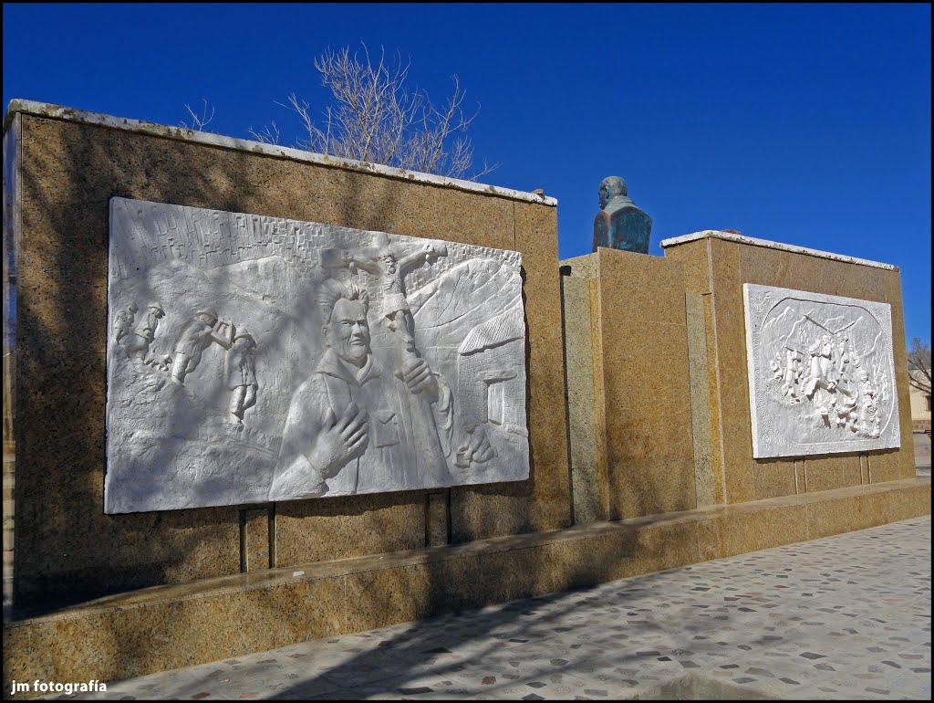 Estructura dedicada al fundador del pueblo José Eugenio Tello. Abra Pampa. Jujuy - Argentina by Jm Fotografía