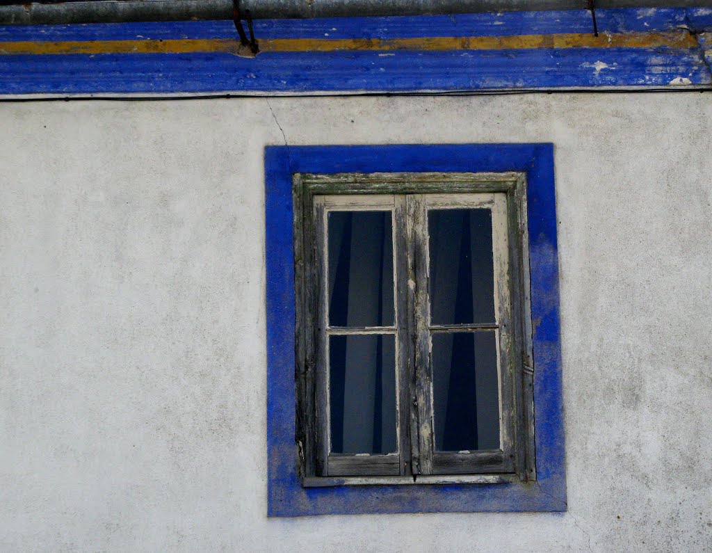 Typical old window .... degraded by time. by Luis Marques