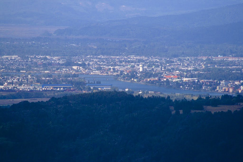 Valdivia a la distancia, desde algún mirador de Oncol. by Octavio Aldea