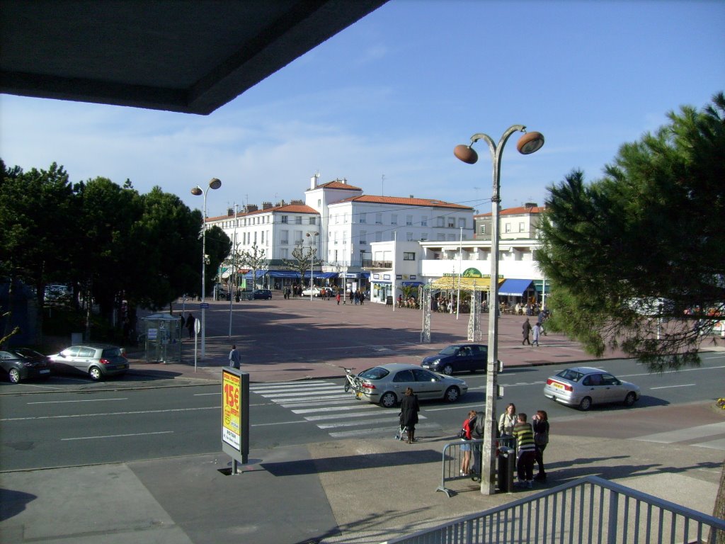 Vue sur la place Charles de Gaulle (Place Rouge), Royan. by FrenchCobber