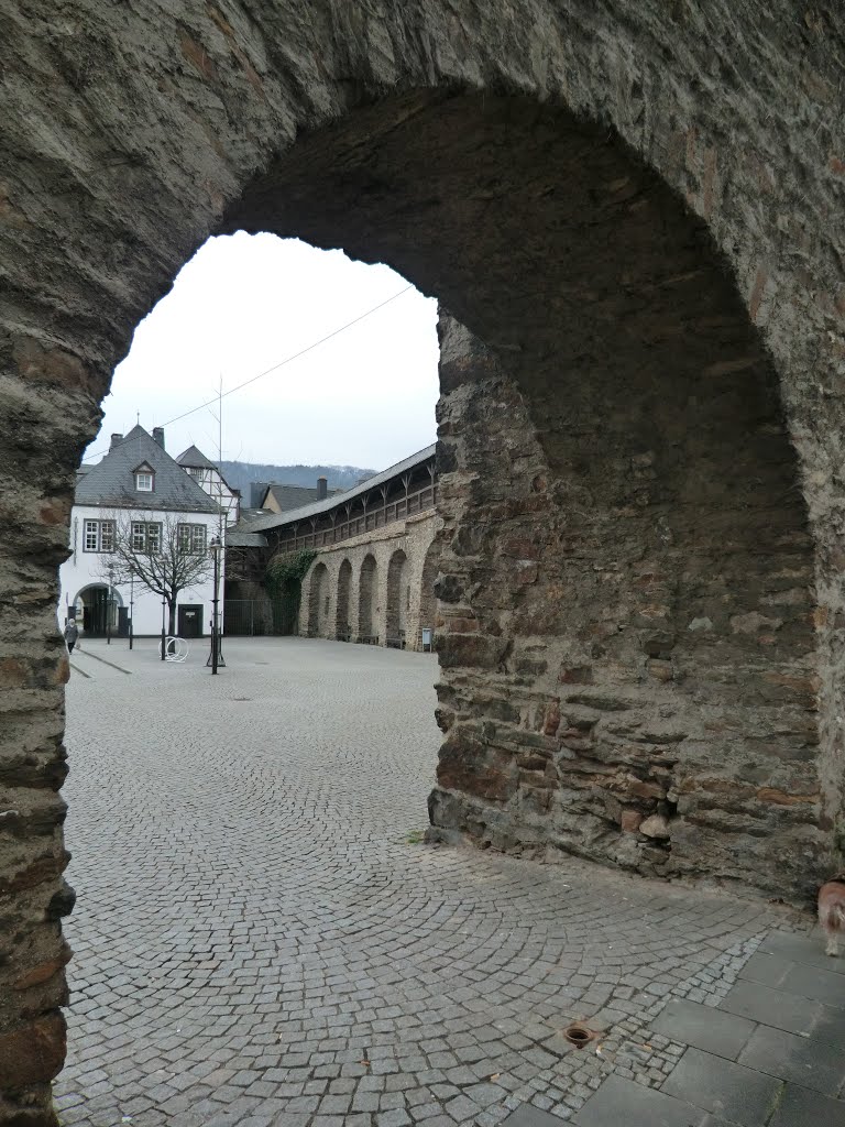 Lahnstein, Salhofplatz umrahmt von der Stadtmauer by Nök