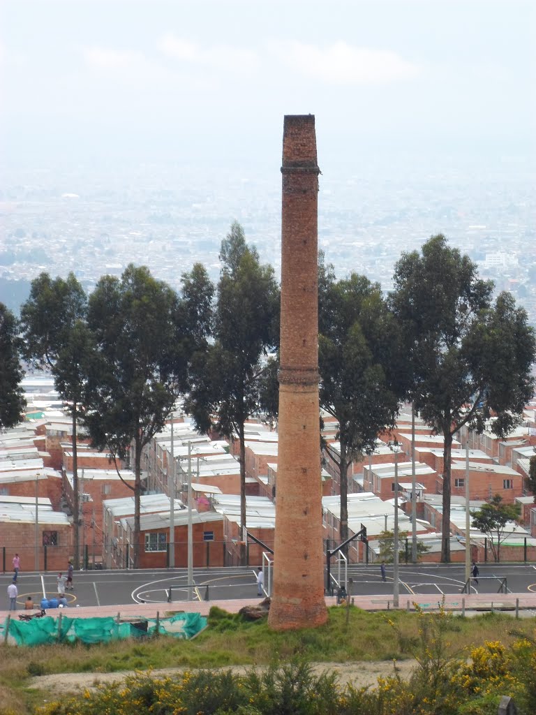 Chimenea de una antigua ladrillera by J.Abraham