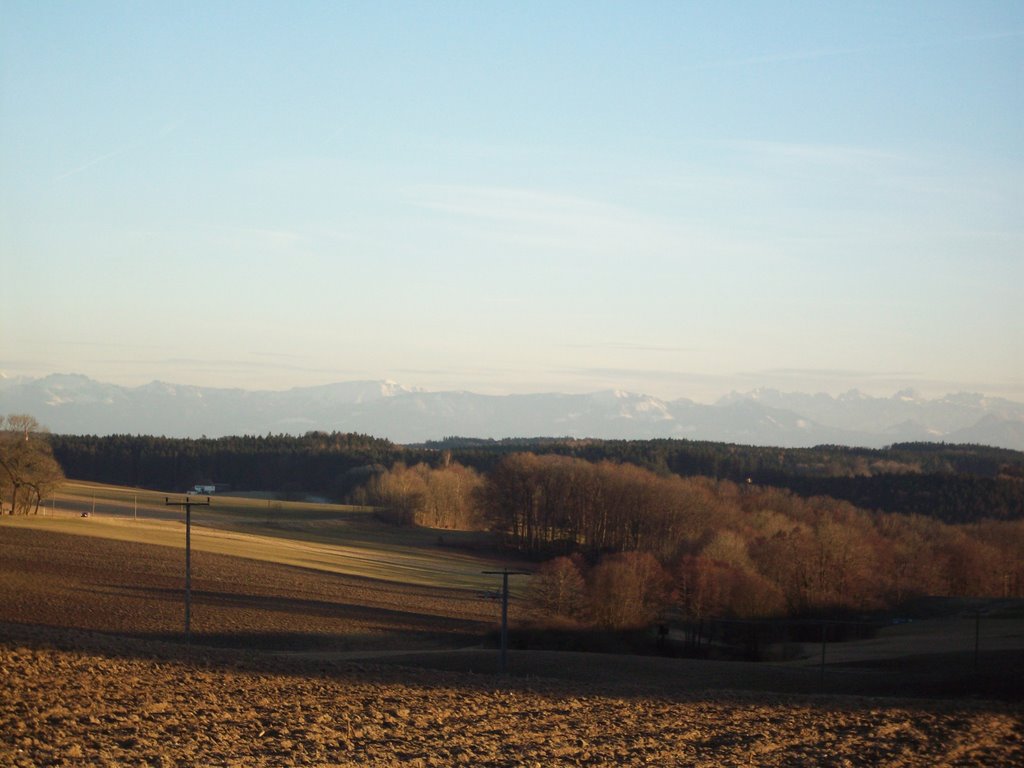 Kleines Tal mit Blick auf die Berge by Dr. Gonzo