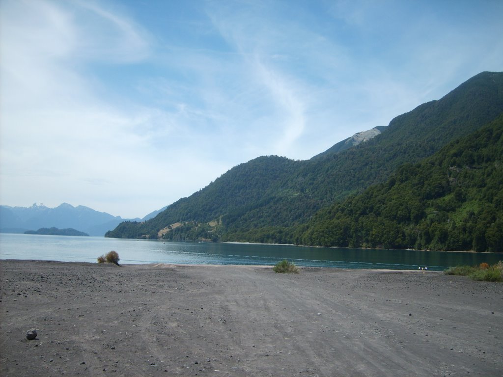 Vista Hacia Lago Todos los Santo by Cristian Yaeger