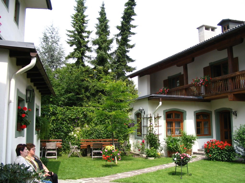 Garten im Gasthof Goldenen Stern Lienz by hspirk