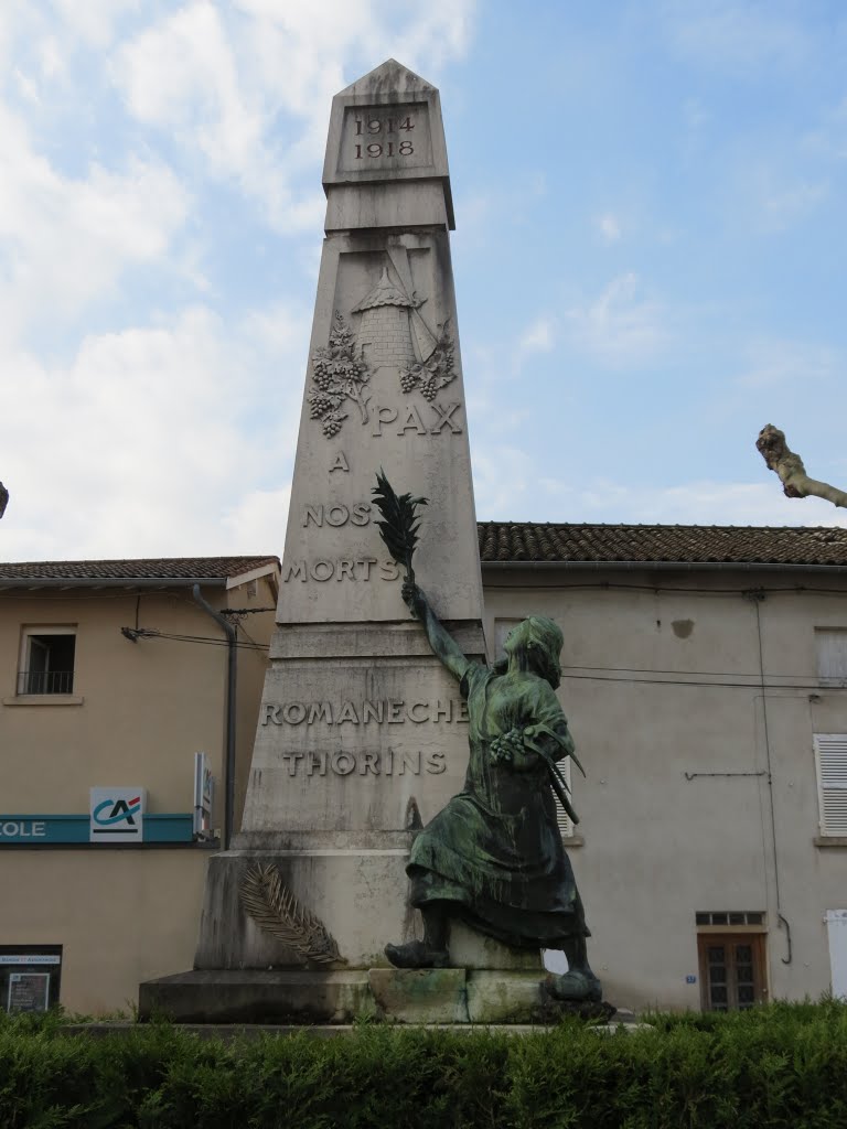 Romanèche Thorins le monument ausx morts by Marc Lacelle