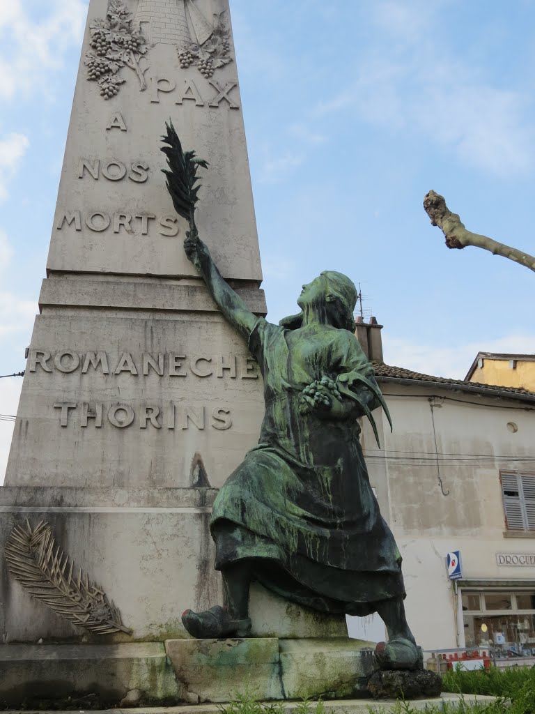 Romanèche Thorin la vigneronne du monument aux morts by Marc Lacelle