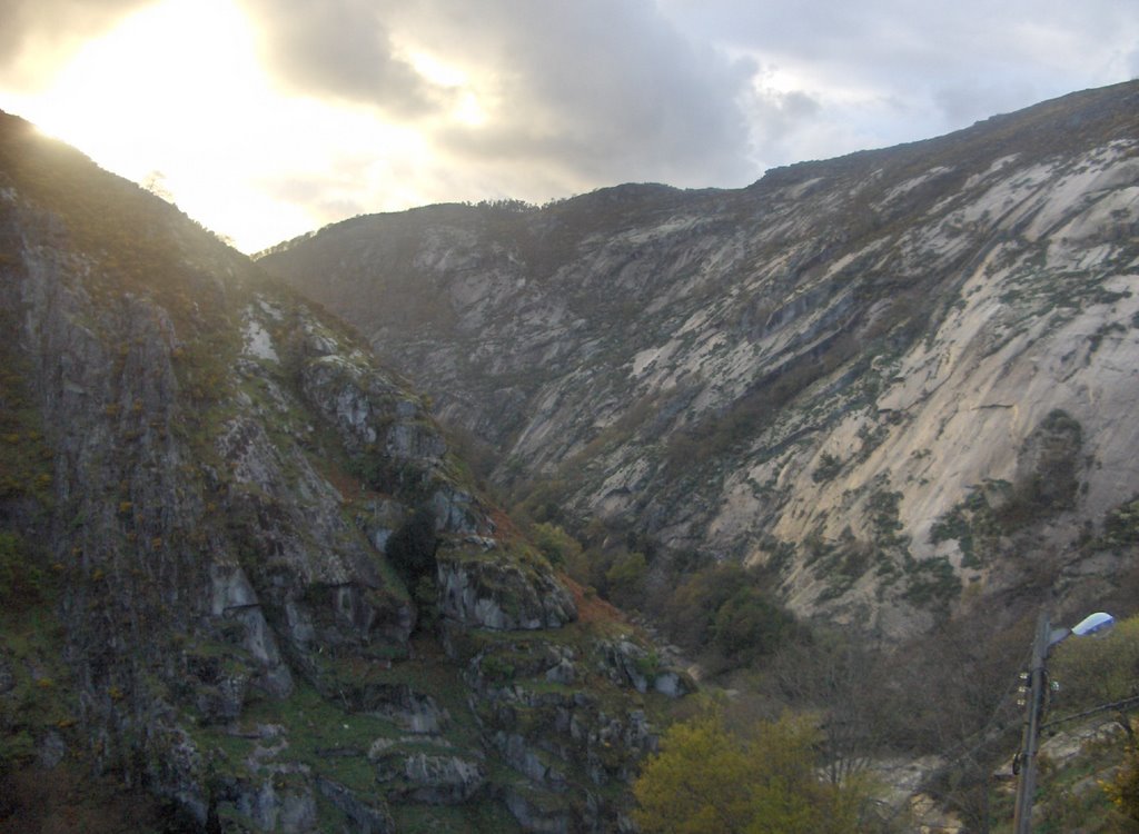 CAÑON DEL EUME ( SALTO ENDESA) by FERROLIÑO