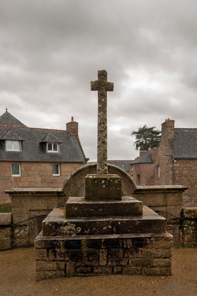 Calvaire de L ' Église Saint Pierre de PLEUMEUR BODOU - 22560 - BRETAGNE by Pierre THIBAULT