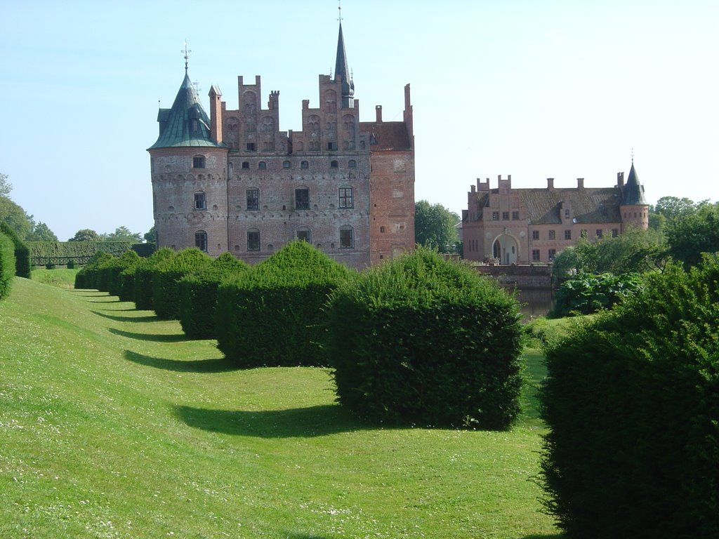 The Castle Egeskov at Fünen in Denmark by Henrik Hansen