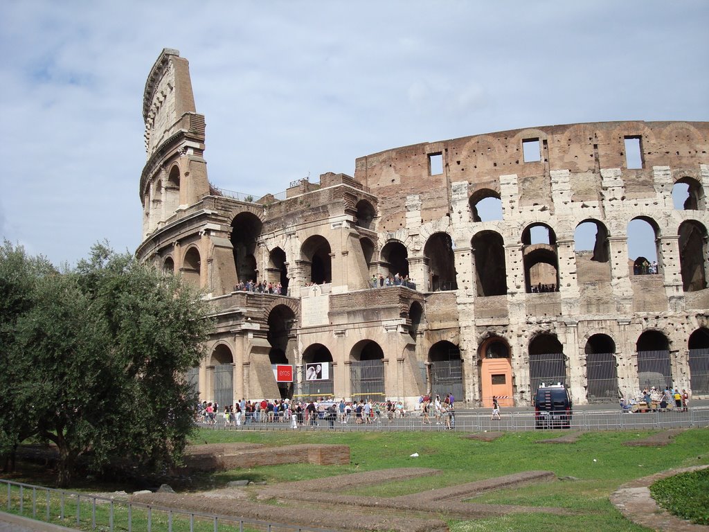 Colosseum in Rome, Italy by Henrik Hansen