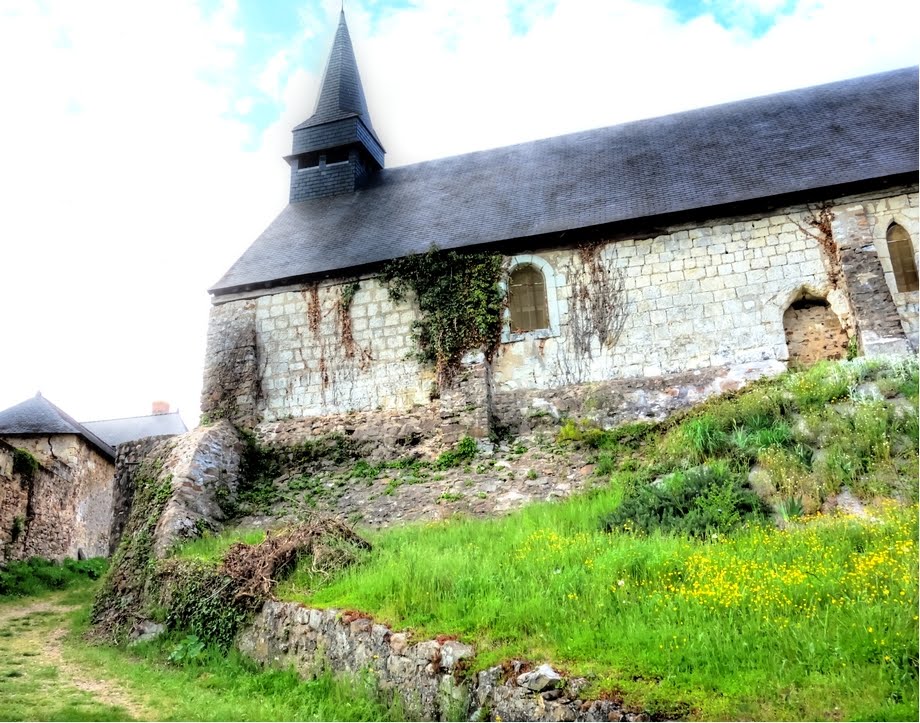 Chapelle de la Roche-Foulques et chemin vers le Loir by Andecave