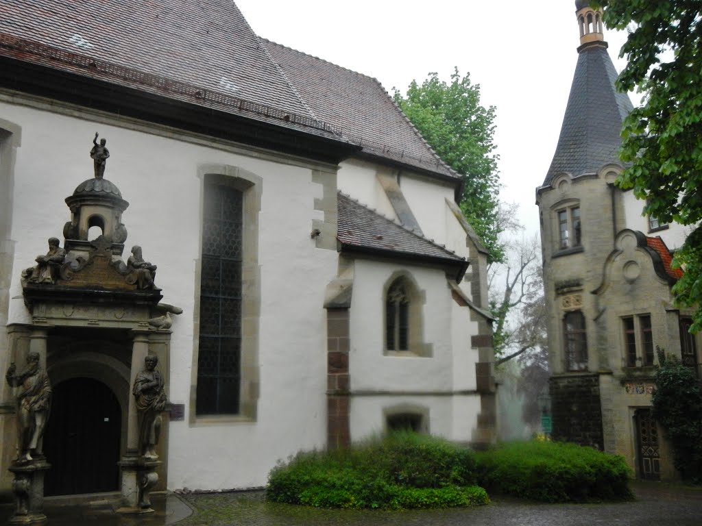 Laurentiuskirche im Schloss Hemmingen: Bereits um 900 wird eine Kirche in Hemmingen erwähnt. Weststurm 13. Jh. (?), vermutlich Teil der Wehranlage, um 1350 gotischer Chor mit Strebepfeilern, um 1520 Ausbau der Sakristei, seit 1559 evangelische Pfarrkirche, ..., 1856 Turm oben abgekantet und mit Laterne versehen. by Qwesy