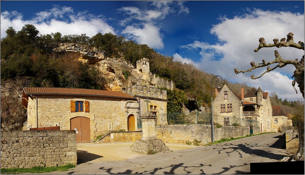 CARSAC-AILLAC [24] - Du château qui surveillait la Dordogne, il ne subsiste qu'un pan de mur. De toute façon, maintenant la Dordogne passe plus loin !... by Michel Chanaud (Sarlat)