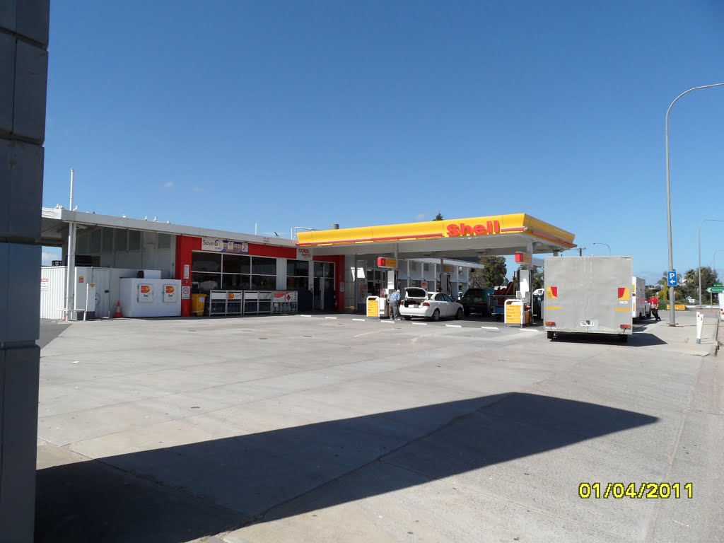 SHELL Service Station in Port Wakefield along the Princess Highway in SA, on 1-04-2011 by Peter John Tate,