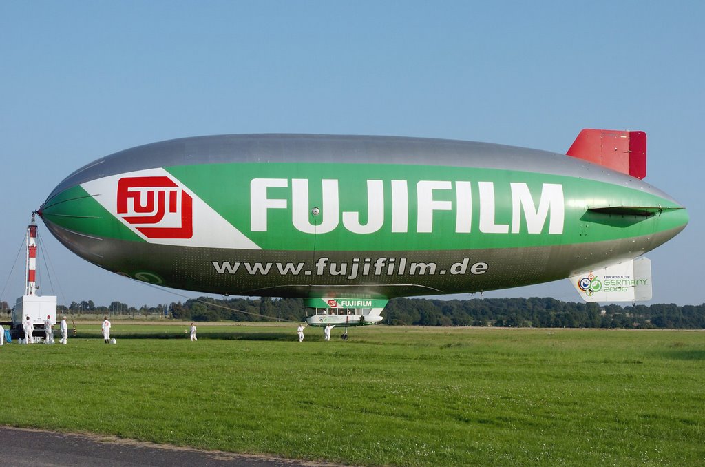 WDL Blimp auf dem Flugplatz Essen-Mülheim by avianet