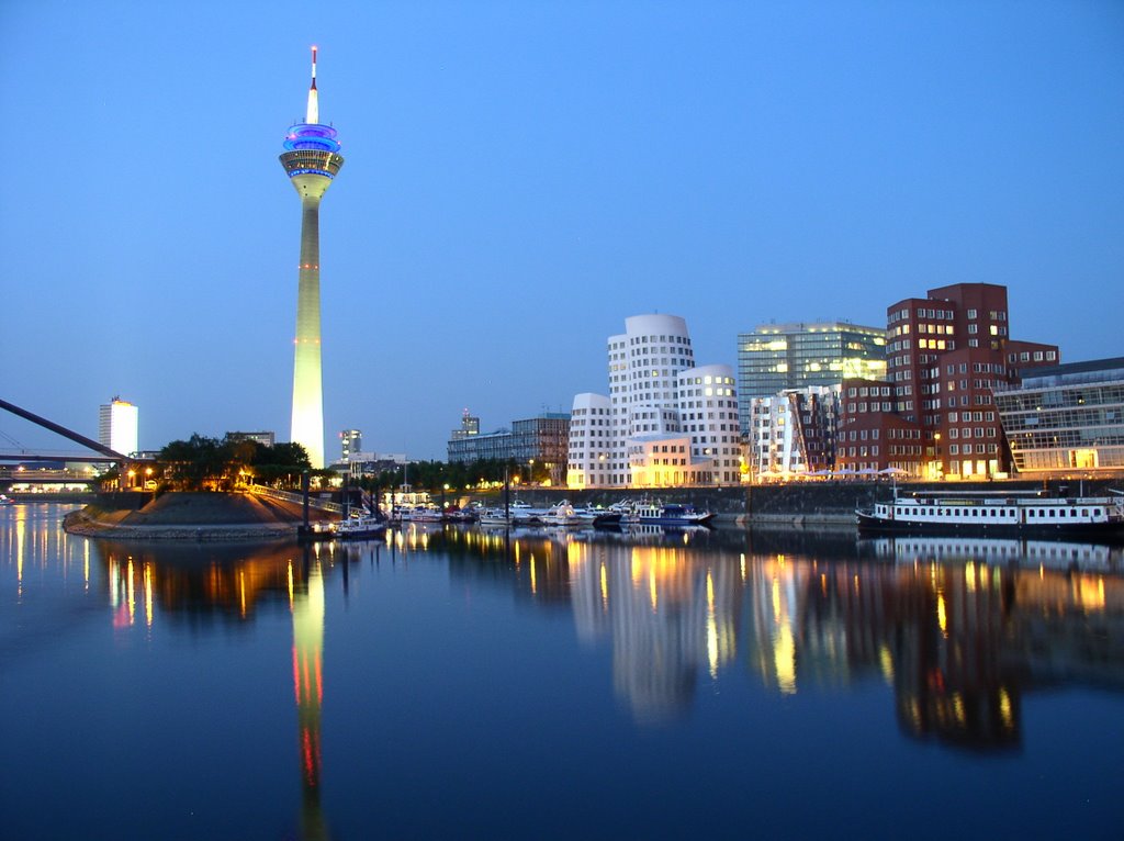 Düsseldorf: Rheinturm by akphotographie. de