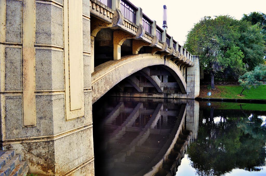 Bridge over the Torrens river by GasGasL€X