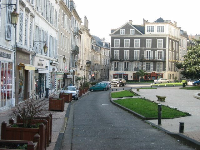 Plaza catedral de Pau by Harold Amorín