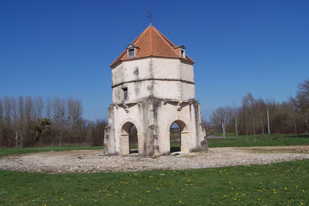 Pigeonnier de poste royale fin XVI siècle by Marc C