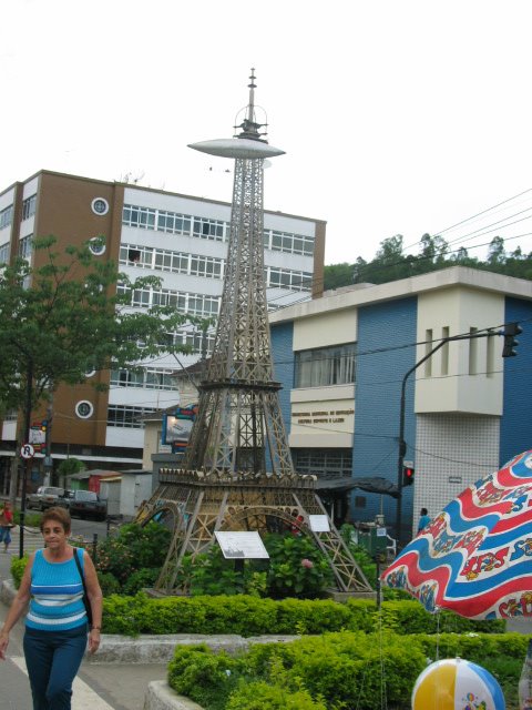 Réplica da Torre Eiffel no centro da Cidade by Luiz Marcos da Silva