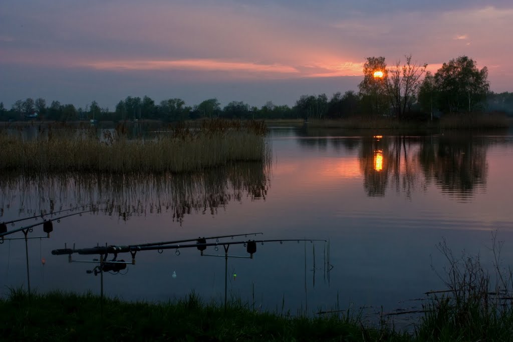 Po co wędkarze siedzą nad wodą? by KRZYSIEK