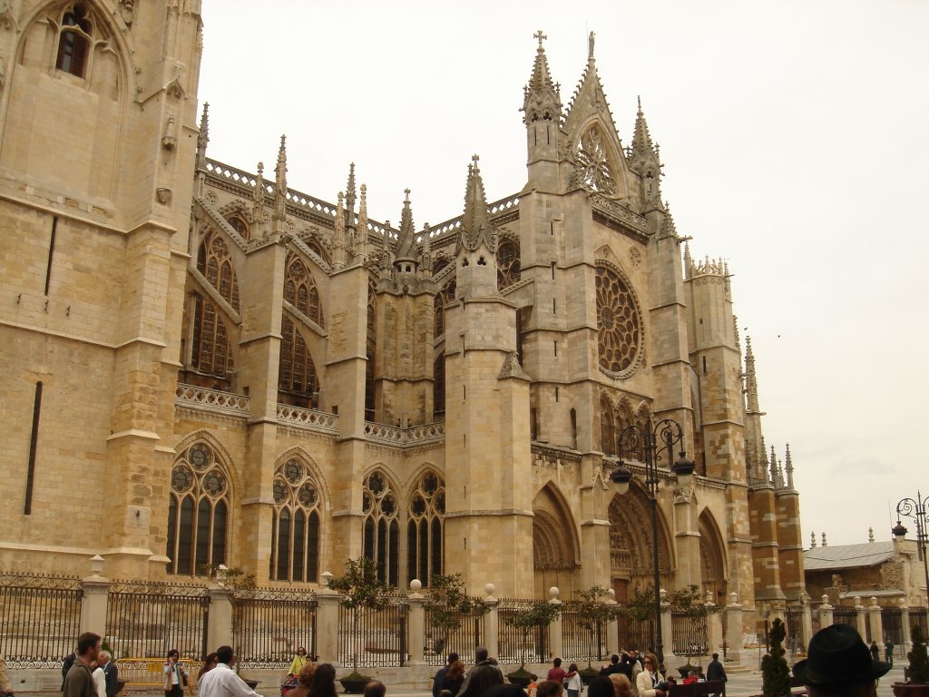 Catedral de Leon by Alberto R