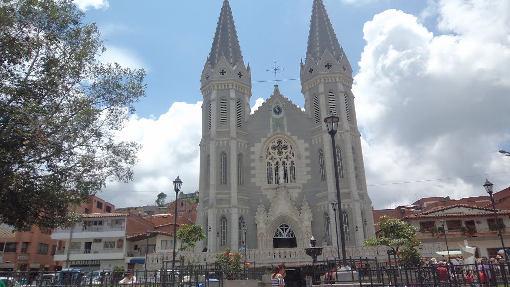 Iglesia y Parque by Damti-Diego Medina