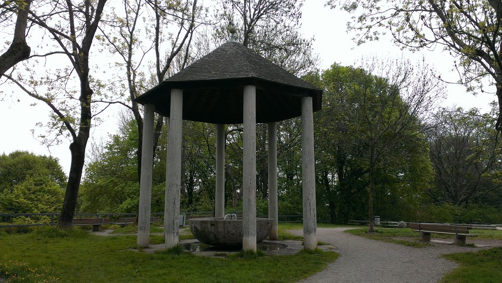 Neuhofener Berg - Rundpavillon mit Brunnen by Maddin88