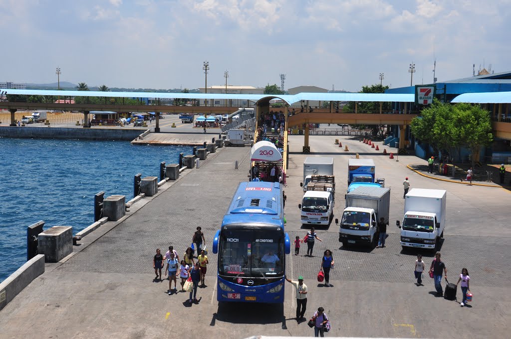 Batangas City Pier by cesarcentroncambay