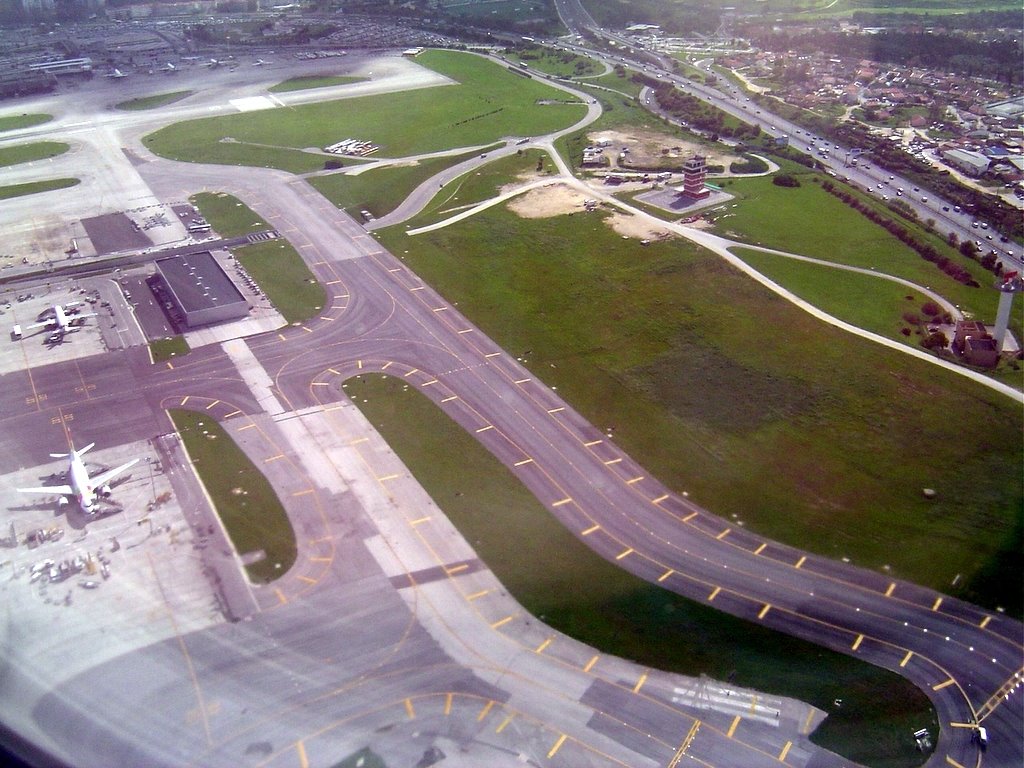 PORTUGAL Aeropuerto Internacional, Lisboa by Talavan